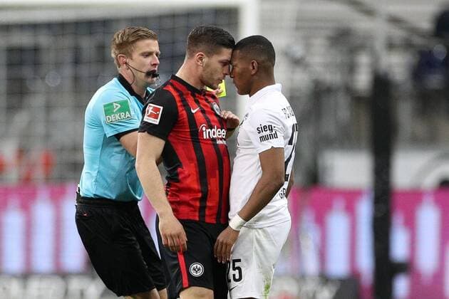 Bilder des Jahres 2021, Sport 04 April Sport Themen der Woche KW16 Sport Bilder des Tages l-r: Luka Jovic 9 (Eintracht Frankfurt) und Carlos Gruezo 25 (FC Augsburg), Eintracht Frankfurt vs. FC Augsburg, 30. Spieltag, 1.Bundesliga, 20.04.2021, DFB regulations prohibit any use of photographs as image sequences and or quasi-video Frankfurt Hessen Deutschland *** l r Luka Jovic 9 Eintracht Frankfurt and Carlos Gruezo 25 FC Augsburg , Eintracht Frankfurt vs FC Augsburg, 30 Spieltag, 1 Bundesliga, 20 04 2021, DFB regulations prohibit any use of photographs as image sequences and or quasi video Frankfurt Hessen Deutschland Copyright: xkolbert-press ChristianxKolbertx