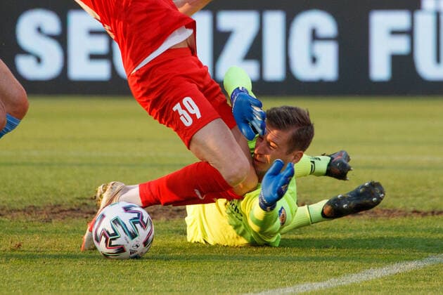 Bilder des Jahres 2021, Sport 04 April Sport Themen der Woche KW16 Torwart Marco HILLER ( 1 1860) vereitelt Torchance. Fussball, 1860 Muenchen - Viktoria Koeln 1:1, 3. Liga, Saison 2020-2021, am 20.4.2021 in Muenchen, S T A D I O N A N D E R G R U E N W A L D E R S T R A S S E, Deutschland. Quelle Copyright Credit : Oryk HAIST *** Goalkeeper Marco HILLER 1 1860 thwarts scoring chance Soccer, 1860 Muenchen Viktoria Koeln 1 1, 3 Liga, 2020 2021 season, on 20 4 2021 in Munich, S T A D I O N A N D E R G R U E N W A L D E R S T R A S S E, Germany Source Copyright Credit Oryk HAIST xx