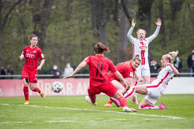 2 Women Football Bundesliga, 1 FC Koeln FC Ingolstadt 21 04 2021 Emilie Bernhardt 11, FC Ingolstadt , Nadine Zenger 15, FC Ingolstadt , Mandy Islacker 8, 1 FC Koeln 2 Women Football Bundesliga, 1 FC Koeln FC Ingolstadt, Koeln, Geissbockheim DFL REGULATIONS PROHIBIT ANY USE OF PHOTOGRAPHS AS IMAGE SEQUENCES AND OR QUASI VIDEO Copyright: xBEAUTIFULxSPORTS Wunderlx