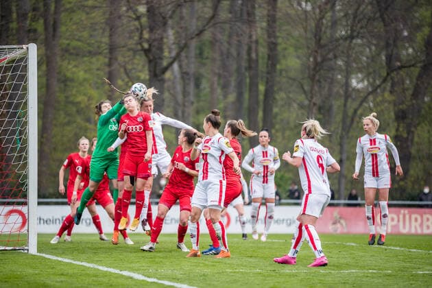 2 Womens Bundesliga, 1 FC Koeln FC Ingolstadt 21 04 2021 Franziska Maier 1, FC Ingolstadt defends a corner kick 2 Womens Bundesliga, 1 FC Koeln FC Ingolstadt, Koeln, Geissbockheim DFL REGULATES PROHIBIT ANY USE OF PHOTOGRAPHS AS IMAGE SEQUENCES AND OR QUASI VIDEO Copyright: xBEAUTIFULxSPORTS Wunderlx
