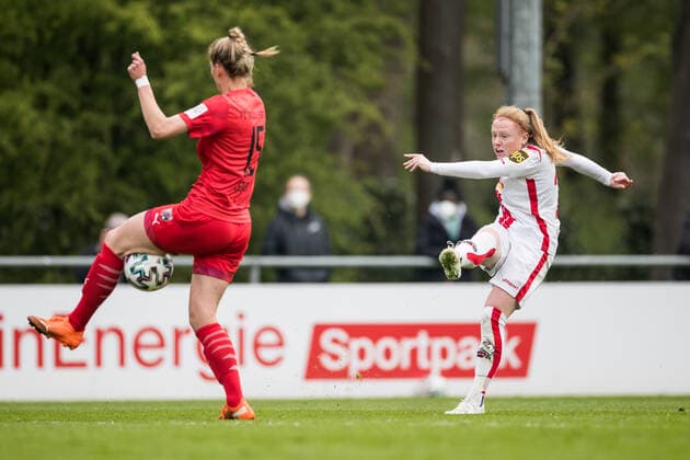 2 Frauen Fussball Bundesliga, 1 FC Koeln FC Ingolstadt 21 04 2021 Nadine Zenger 15, FC Ingolstadt , Amber Barrett 22, 1 FC Koeln 2 Frauen Fussball Bundesliga, 1 FC Koeln FC Ingolstadt, Koeln, Geissbockheim DFL REGULATIONS PROHIBIT ANY USE OF PHOTOGRAPHS AS IMAGE SEQUENCES AND OR QUASI VIDEO Copyright: xBEAUTIFULxSPORTS Wunderlx