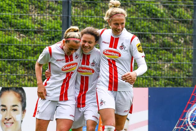 v li Mandy Islacker Köln, 8 , Alicia Sophie Gudorf Köln, 12 , Sharon Beck Köln, 10 cheer the 2 0 by Alicia Sophie Gudorf Köln, 12, Bildmitte , jubilate over a goal, jubilation, goal celebration, celebrate the goal, goal, celebration, celebrating the goal, optimistic, action, action, 21 04 2021, Cologne Germany , Football, 2 Frauen Bundesliga Süd, 1 FC Köln FC Ingolstadt, DFB DFL REGULATES PROHIBIT ANY USE OF PHOTOGRAPHS AS IMAGE SEQUENCES AND OR QUASI VIDEO xmhx