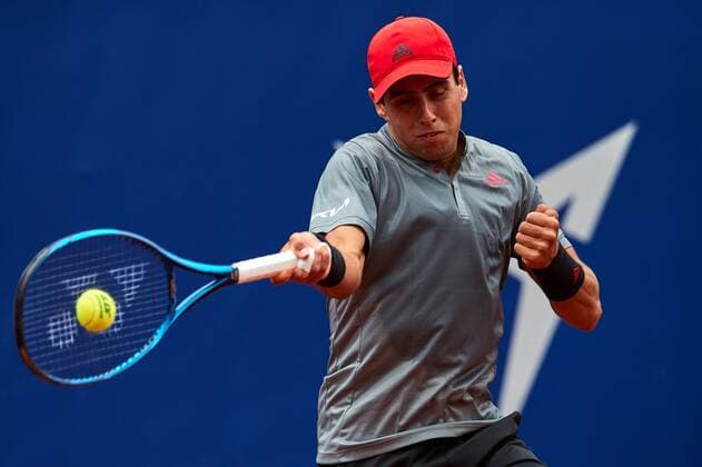 Spanish tennis player Jaume Munar in action against Greek Stefanos Tsitsipas during the Barcelona Open Banc Sabadell - Conde de Godo tournament round of 32 game in Barcelona, Catalonia, Spain, 21 April 2021. Barcelona Open Banc Sabadell - Conde de Godo !ACHTUNG: NUR REDAKTIONELLE NUTZUNG!  Copyright: xAlejandroxGarcíax GRAFCAT1758 20210421-637546188304008693