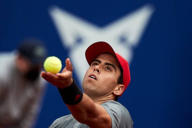 Spanish tennis player Jaume Munar in action against Greek Stefanos Tsitsipas during the Barcelona Open Banc Sabadell - Conde de Godo tournament round of 32 game in Barcelona, Catalonia, Spain, 21 April 2021. Barcelona Open Banc Sabadell - Conde de Godo !ACHTUNG: NUR REDAKTIONELLE NUTZUNG!  Copyright: xAlejandroxGarcíax GRAFCAT1761 20210421-637546190874849304