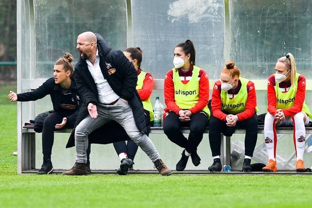 f li Mirella Junker Co Trainer FC Köln , Sascha Glass Trainer, Head Coach, 1 FC Köln cheer on their team, gives instructions, gestures, gesticulate with arms, gives instructions, gesticulate, 21 04 2021, Köln Deutschland , Fussball, 2 Frauen Bundesliga Süd, 1 FC Köln FC Ingolstadt, DFB DFL REGULATIONS PROHIBIT ANY USE OF PHOTOGRAPHS AS IMAGE SEQUENCES AND OR QUASI VIDEO xmhx