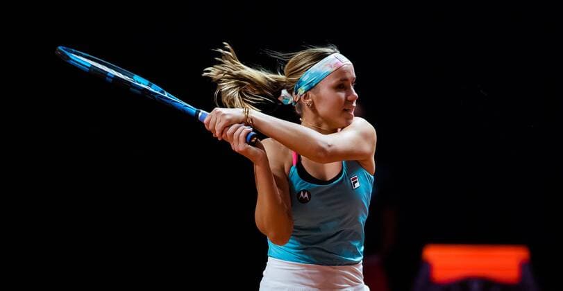 Mandatory Credit: Photo by Rob Prange Shutterstock (11864528dj) Sofia Kenin of the United States in action during her second-round match at the 2021 Porsche Tennis Grand Prix WTA, Tennis Damen 500 tournament Porsche Tennis Grand Prix, Tennis, Stuttgart, Germany - 21 Apr 2021 Porsche Tennis Grand Prix, Tennis, Stuttgart, Germany - 21 Apr 2021  Copyright: xRobxPrange Shutterstockx 11864528dj