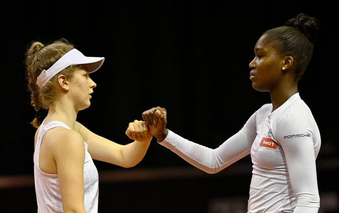 Doubles Julia Middendorf GER left together with Noma NOHA AKUGUE GER right coordination agreement gestures, gesture Tennis Ladies Porsche Cup Porsche Tennis Grand Prix GP Stuttgart 2021 Porsche Arena 21 04 2021 Porsche Tennis Grand Prix Stuttgart 2021
