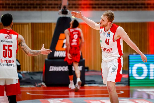 right Christian Sengfelder Brose Bamberg, 43 left Tyler Larson Brose Bamberg, 55 s oliver Würzburg Wuerzburg Brose Bamberg, easyCredit Basketball Bundesliga, Saison 2020 2021, 22 Spieltag, Bayreuth, Germany, Oberfrankenhalle, 20 04 2021 DanielxLöb