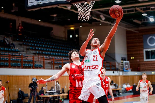 Right Chase Fieler Brose Bamberg, 20 left Joshua Obiesie s oliver Würzburg, 06 s oliver Würzburg Wuerzburg Brose Bamberg, easyCredit Basketball Bundesliga, Saison 2020 2021, 22 Spieltag, Bayreuth, Germany, Oberfrankenhalle, 20 04 2021 DanielxLöb