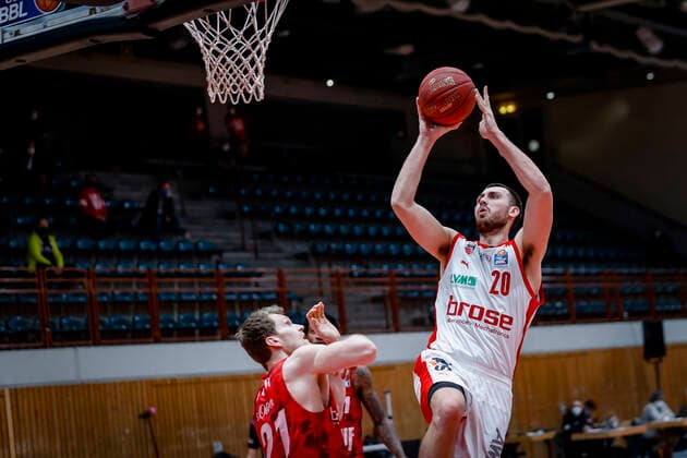 right Chase Fieler Brose Bamberg, 20 left Florian Koch s oliver Würzburg, 21 s oliver Würzburg Wuerzburg Brose Bamberg, easyCredit Basketball Bundesliga, season 2020 2021, 22 matchday, Bayreuth, Germany, Oberfrankenhalle, 20 04 2021 DanielxLöb