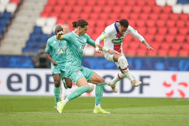 PAVLOVIC Mateo (4 - Angers ) - Neymar Jr ( 10 - PSG ) - FOOTBALL : Paris Saint Germain vs Angers - Coupe de France - Paris - 21 04 2021 FedericoPestellini Panoramic 