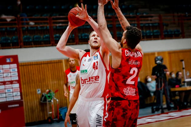 Left Christian Sengfelder Brose Bamberg, 43 Right Brekkott Chapman s oliver Würzburg, 02 s oliver Würzburg Wuerzburg Brose Bamberg, easyCredit Basketball Bundesliga, Saison 2020 2021, 22 Spieltag, Bayreuth, Germany, Oberfrankenhalle, 20 04 2021 DanielxLöb