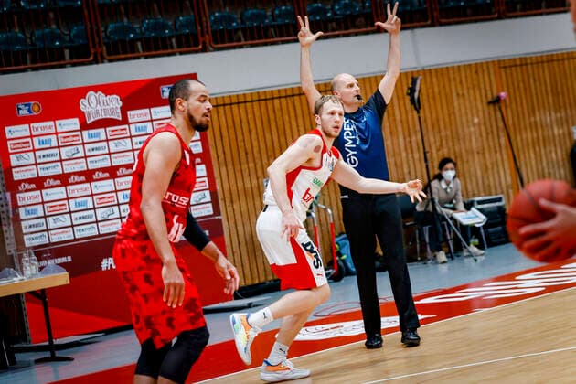 right Christian Sengfelder Brose Bamberg, 43 left Alex King s oliver Würzburg, 77 s oliver Würzburg Wuerzburg Brose Bamberg, easyCredit Basketball Bundesliga, Saison 2020 2021, 22 Spieltag, Bayreuth, Germany, Oberfrankenhalle, 20 04 2021 DanielxLöb
