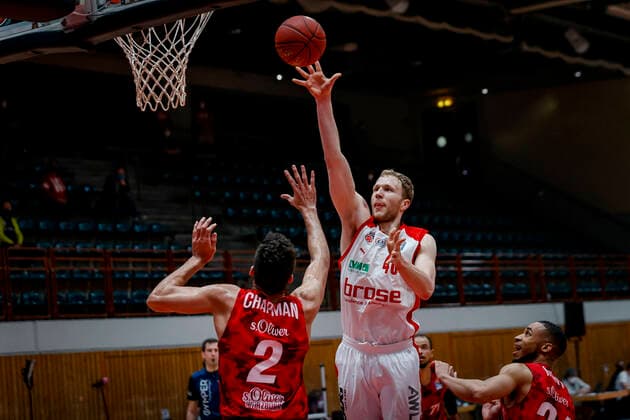 right Christian Sengfelder Brose Bamberg, 43 left Brekkott Chapman s oliver Würzburg, 02 s oliver Würzburg Wuerzburg Brose Bamberg, easyCredit Basketball Bundesliga, Saison 2020 2021, 22 Spieltag, Bayreuth, Germany, Oberfrankenhalle, 20 04 2021 DanielxLöb