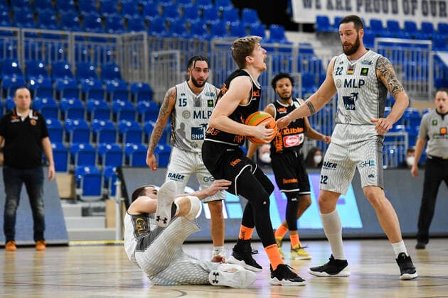 Jonas Niedermanner Wiha Panthers Schwenningen in a duel with Albert Kuppe MLP Academics Heidelberg , GER, MLP Academics Heidelberg vs Wiha Panthers Schwenningen, 21 04 2021, 2 Spieltag Play Off 2 Basketball Bundesliga ProA, Spielzeit 2020 2021 GER, MLP Academics Heidelberg vs Wiha Panthers Schwenningen, 21 04 2021, 2 Spieltag Play Off 2 Basketball Bundesliga ProA, Spielzeit 2020 2021 Heidelberg Copyright: xEibnerxPressefoto MichaelxMemmlerx EP_MMR