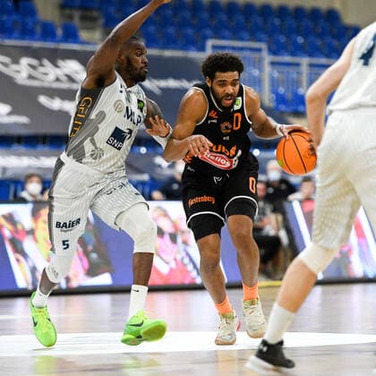 Courtney Stockard Wiha Panthers Schwenningen in a duel with Shyron Ely MLP Academics Heidelberg , GER, MLP Academics Heidelberg vs Wiha Panthers Schwenningen, 21 04 2021, 2 Spieltag Play Off 2 Basketball Bundesliga ProA, Spielzeit 2020 2021 GER, MLP Academics Heidelberg vs Wiha Panthers Schwenningen, 21 04 2021, 2 Spieltag Play Off 2 Basketball Bundesliga ProA, Spielzeit 2020 2021 Heidelberg Copyright: xEibnerxPressefoto MichaelxMemmlerx EP_MMR