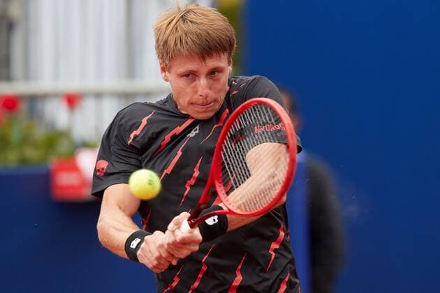 Belorussian tennis player Ilya Ivaschka in action against Spanish tennis player Rafael Nadal during the Barcelona Open Banc Sabadell - Conde de Godo tournament round of 32 in Barcelona, Catalonia, Spain, 21 April 2021. Barcelona Open Banc Sabadell - Conde de Godo !ACHTUNG: NUR REDAKTIONELLE NUTZUNG!  Copyright: xAlejandroxGarcíax GRAFCAT1795 20210421-637546307723485226