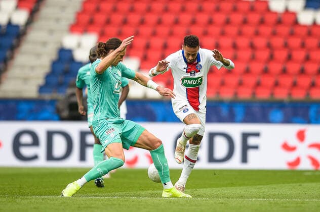 PAVLOVIC Mateo (4 - Angers ) - Neymar Jr ( 10 - PSG ) - FOOTBALL : Paris Saint Germain vs Angers - Coupe de France - Paris - 21 04 2021 FedericoPestellini Panoramic 