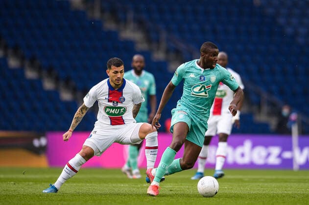 Leandro Paredes ( 8 - PSG ) - Ibrahim AMADOU ( 18 - Angers ) - FOOTBALL : Paris Saint Germain vs Angers - Coupe de France - Paris - 21 04 2021 FedericoPestellini Panoramic 