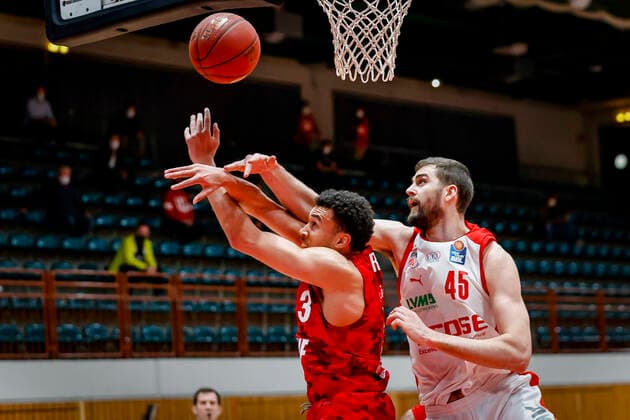 right David Kravish Brose Bamberg, 45 left Tyson Ward s oliver Würzburg, 03 s oliver Würzburg Wuerzburg Brose Bamberg, easyCredit Basketball Bundesliga, Saison 2020 2021, 22 Spieltag, Bayreuth, Germany, Oberfrankenhalle, 20 04 2021 DanielxLöb