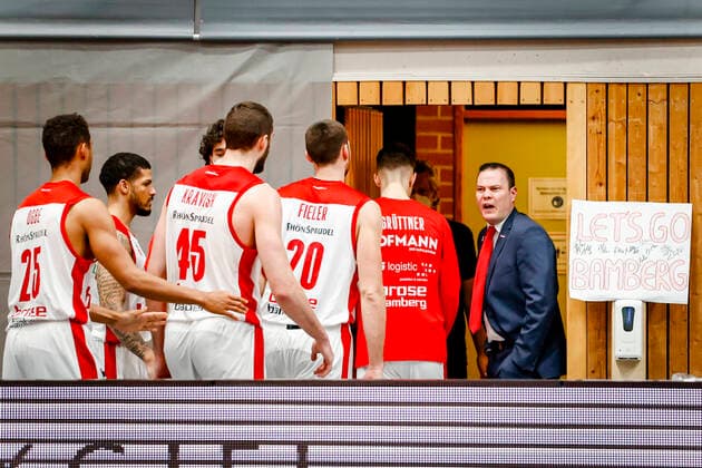 Right Head coach Johan Roijakkers Brose Bamberg yells at his team on the way to the dressing room after Bamberg squandered a 35 21 lead until the break 47 46 nähernd s oliver Würzburg Wuerzburg Brose Bamberg, easyCredit Basketball Bundesliga, Saison 2020 2021, 22 Spieltag, Bayreuth, Germany, Oberfrankenhalle, 20 04 2021 DanielxLöb