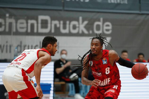 Germany , Wuerzburg, s Oliver Arena , 21 04 2021, emspor, emonline, despor, deonline, s Oliver Wuerzburg vs Brose Bamberg, easyCredit BBL, 22 Spieltag Bild v l Copyright: HMBxMedia JulienxBecker