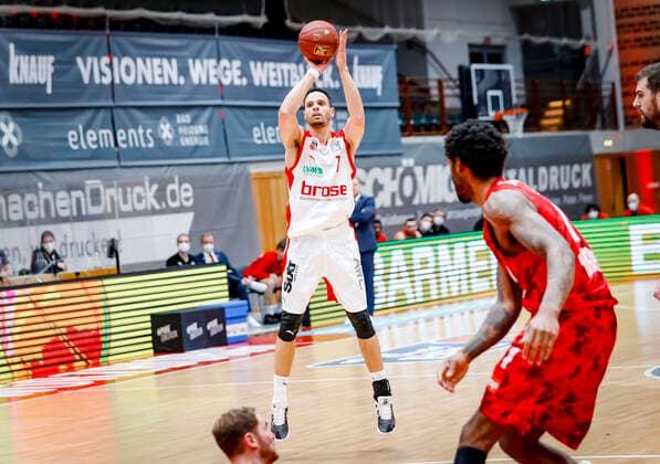 left Dominic Lockhart Brose Bamberg, 03 s oliver Würzburg Wuerzburg Brose Bamberg, easyCredit Basketball Bundesliga, Saison 2020 2021, 22 Spieltag, Bayreuth, Germany, Oberfrankenhalle, 20 04 2021 DanielxLöb