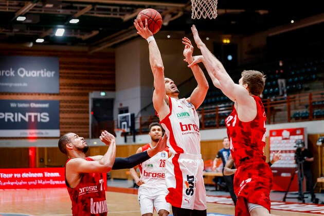 Center Dominic Lockhart Brose Bamberg, 03 left Alex King s oliver Würzburg, 77 right Florian Koch s oliver Würzburg, 21 s oliver Würzburg Wuerzburg Brose Bamberg, easyCredit Basketball Bundesliga, season 2020 2021, 22 matchday, Bayreuth, Germany, Oberfrankenhalle, 20 04 2021 DanielxLöb