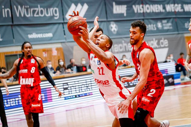 Center Devon Hall Brose Bamberg, 22 right Brekkott Chapman s oliver Würzburg, 02 s oliver Würzburg Wuerzburg Brose Bamberg, easyCredit Basketball Bundesliga, Saison 2020 2021, 22 Spieltag, Bayreuth, Germany, Oberfrankenhalle, 20 04 2021 DanielxLöb