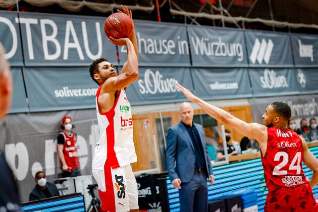 left Kenneth Ogbe Brose Bamberg, 25 right Cameron Hunt s oliver Würzburg, 24 s oliver Würzburg Wuerzburg Brose Bamberg, easyCredit Basketball Bundesliga, Saison 2020 2021, 22 Spieltag, Bayreuth, Germany, Oberfrankenhalle, 20 04 2021 DanielxLöb