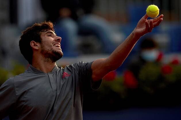 Chilean tennis player Christian Garin in action against Japanese Kei Nishikori during the Barcelona Open Banc Sabadell - Conde de Godo tournament round of 32 in Barcelona, Catalonia, Spain, 21 April 2021. Barcelona Open Banc Sabadell - Conde de Godo !ACHTUNG: NUR REDAKTIONELLE NUTZUNG!  Copyright: xAlejandroxGarcíax GRAF9475 20210421-637546342729427073
