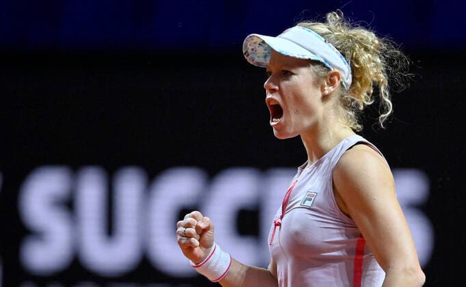 Laura SIEGEMUND GER Action cheers for point win Fist gesture, gesture in front of perimeter advertising SUCCESS SUCCESS Round of 16 Tennis Women Porsche Cup Porsche Tennis Grand Prix GP Stuttgart 2021 Porsche Arena 21 04 2021 Porsche Tennis Grand Prix Stuttgart 2021