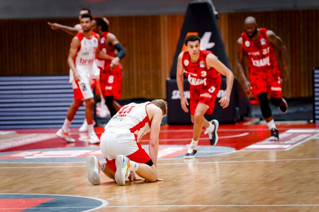 Front on the floor Christian Sengfelder Brose Bamberg, 43 s oliver Würzburg Wuerzburg Brose Bamberg, easyCredit Basketball Bundesliga, Saison 2020 2021, 22 Spieltag, Bayreuth, Germany, Oberfrankenhalle, 20 04 2021 DanielxLöb