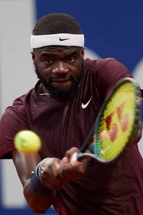 US tennis player Francis Tiafoe in action against Argentinean tennis player Diego Schwartzman during the Barcelona Open Banc Sabadell - Conde de Godo tournament round of 32 in Barcelona, Catalonia, Spain, 21 April 2021. Barcelona Open Banc Sabadell - Conde de Godo !ACHTUNG: NUR REDAKTIONELLE NUTZUNG!  Copyright: xAlejandroxGarcíax GRAF9495 20210421-637546352946881058