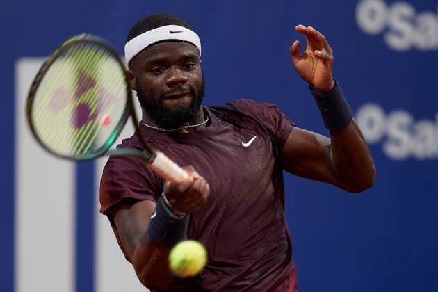 US tennis player Francis Tiafoe in action against Argentinean tennis player Diego Schwartzman during the Barcelona Open Banc Sabadell - Conde de Godo tournament round of 32 in Barcelona, Catalonia, Spain, 21 April 2021. Barcelona Open Banc Sabadell - Conde de Godo !ACHTUNG: NUR REDAKTIONELLE NUTZUNG!  Copyright: xAlejandroxGarcíax GRAF9497 20210421-637546352972974824