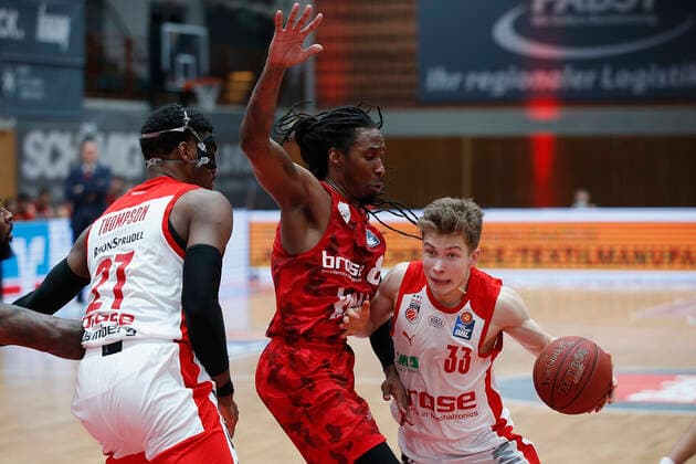 Germany , Wuerzburg, s Oliver Arena , 21 04 2021, emspor, emonline, despor, deonline, s Oliver Wuerzburg vs Brose Bamberg, easyCredit BBL, 22 Spieltag Bild v l Copyright: HMBxMedia JulienxBecker