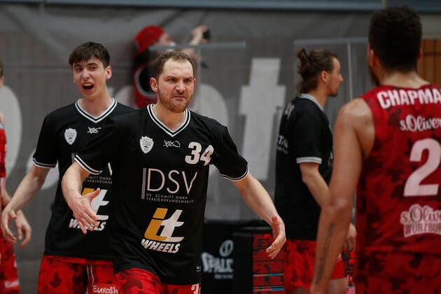Germany , Wuerzburg, s Oliver Arena , 21 04 2021, emspor, emonline, despor, deonline, s Oliver Wuerzburg vs Brose Bamberg, easyCredit BBL, 22 Spieltag Bild v l Copyright: HMBxMedia JulienxBecker