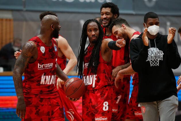 Germany , Wuerzburg, s Oliver Arena , 21 04 2021, emspor, emonline, despor, deonline, s Oliver Wuerzburg vs Brose Bamberg, easyCredit BBL, 22 Spieltag Bild v l Copyright: HMBxMedia JulienxBecker