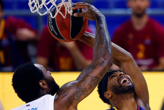 Barça s Brandon Davies (R) in action against Zenit s Tarik Black (L) during the Euroleague quarter final basketball match between FC Barcelona, Barca and Zenit St Petersburg held at Palau Blaugrana arena, in Barcelona, Spain, 21 April 2021. Zenit St Petersburg vs FC Barcelona !ACHTUNG: NUR REDAKTIONELLE NUTZUNG!  Copyright: xEnricxFontcubertax GRAF9623 20210421-637546382356662456