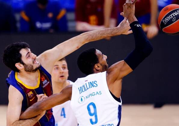 Barça s Alex Abrines (L) in action against Zenit s Austin Hollins (R) during the Euroleague quarter final basketball match between FC Barcelona, Barca and Zenit St Petersburg held at Palau Blaugrana arena, in Barcelona, Spain, 21 April 2021. Zenit St Petersburg vs FC Barcelona !ACHTUNG: NUR REDAKTIONELLE NUTZUNG!  Copyright: xEnricxFontcubertax GRAF9615 20210421-637546383070362170