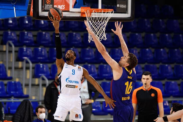 April 21, 2021, Barcelona, Spain: Austin Hollins of Zenit St Petersburg in action with Pau Gasol of FC Barcelona, Barca during the Turkish Airlines EuroLeague match between FC Barcelona and Zenit San Petersbourg at Palau Blaugrana in Barcelona, Spain. Barcelona Spain - ZUMAd159 20210421_zia_d159_016 Copyright: xDavidxRamirezx