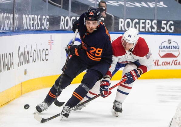 April 21, 2021, EDMONTON, ab, Canada: Edmonton Oilers Leon Draisaitl (29) and Montreal Canadiens Corey Perry (94) battle for the puck during third period NHL, Eishockey Herren, USA action in Edmonton on Wednesday, April 21, 2021. Leon Draisaitl Corey Perry  - ZUMAc35_ 20210421_zaf_c35_082 Copyright: xJasonxFransonx