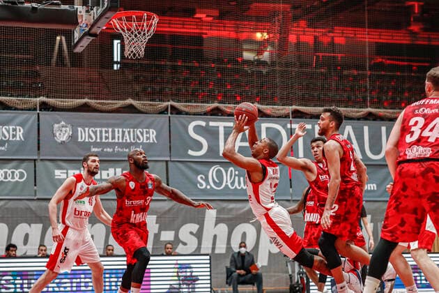 Center Devon Hall Brose Bamberg, 22 right Brekkott Chapman s oliver Würzburg, 02 s oliver Würzburg Wuerzburg Brose Bamberg, easyCredit Basketball Bundesliga, Saison 2020 2021, 22 Spieltag, Bayreuth, Germany, Oberfrankenhalle, 20 04 2021 DanielxLöb