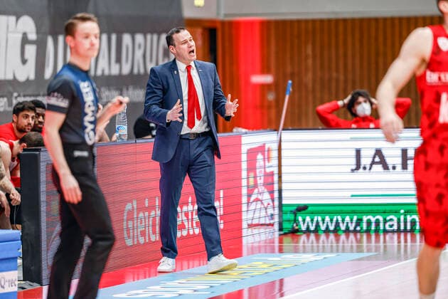 Headcoach Johan Roijakkers Brose Bamberg s oliver Würzburg Wuerzburg Brose Bamberg, easyCredit Basketball Bundesliga, Saison 2020 2021, 22 Spieltag, Bayreuth, Germany, Oberfrankenhalle, 20 04 2021 DanielxLöb