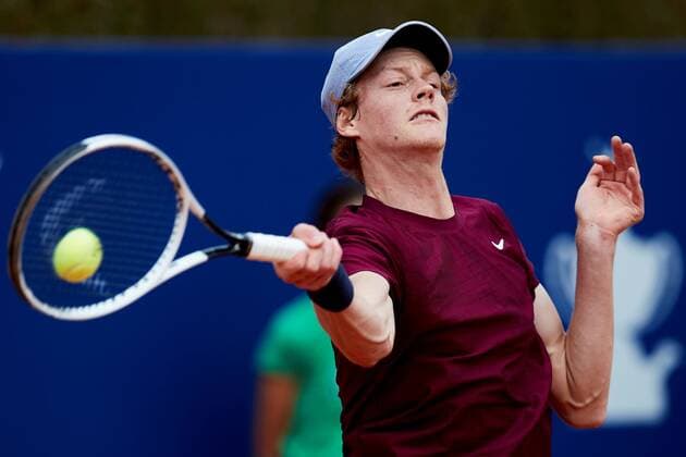 Italian tennis player Jannik Sinner in action against Spanish tennis player Roberto Bautista during the Barcelona Open Banc Sabadell - Conde de Godo tournament round of 16 match in Barcelona, Spain, 22 April 2021. Roberto Bautista vs Jannik Sinner !ACHTUNG: NUR REDAKTIONELLE NUTZUNG!  Copyright: xAlejandroxGarcíax GRAFCAT1851 20210422-637546976715916668
