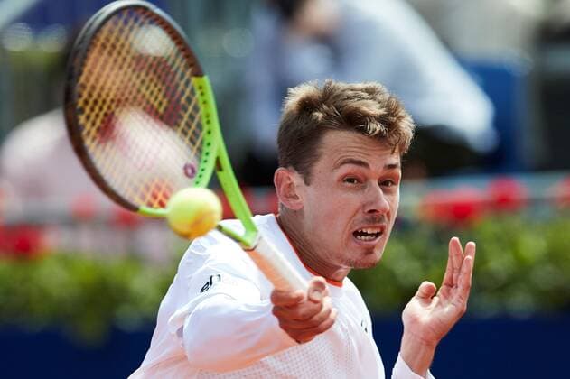 Australian tennis player Alex de Minaur in action against Greek tennis player Stefanos Tsitsipas during the Barcelona Open Banc Sabadell - Conde de Godo tournament round of 16 tennis match in Barcelona, Spain, 22 April 2021. Stefanos Tsitsipas vs Alex de Minaur !ACHTUNG: NUR REDAKTIONELLE NUTZUNG!  Copyright: xAlejandroxGarcíax GRAFCAT1872 20210422-637547044555260728