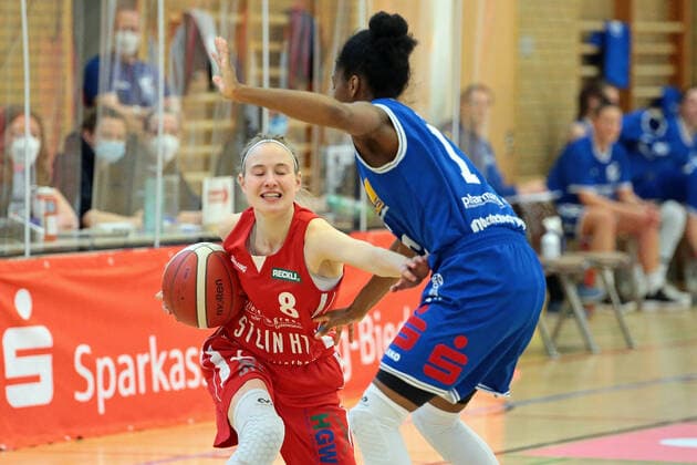 22 04 2021, xovx, Basketball Damen Bundesliga Playoffs Spiel um Platz 3, Spiel 1, BC pharmaserv Marburg Herner TC v l Jule Groll Herner TC , Tonisha Baker BC Pharmaserv Marburg Marburg Sporthalle Georg Gaßmann Stadion Hessen Deutschland DE