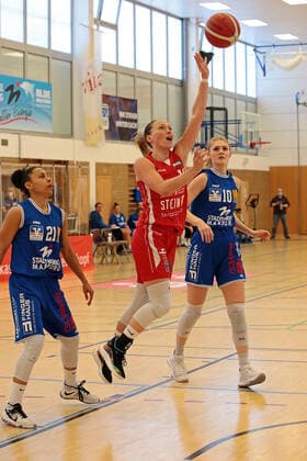 22 04 2021, xovx, Basketball Damen Bundesliga Playoffs Spiel um Platz 3, Spiel 1, BC pharmaserv Marburg Herner TC v l Rachel Arthur BC Pharmaserv Marburg , Chloe Bully Herner TC , Hanna Crymble BC Pharmaserv Marburg Marburg Sporthalle Georg Gaßmann Stadion Hessen Deutschland DE
