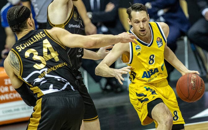 22 04 2021, Berlin, Basketball, 1 Bundesliga, easyCredit BBL, Hauptrunde, 29 Spieltag, Mercedes Benz Arena ALBA Berlin Basketball Loewen Braunschweig Gavin Schilling of Loewen Braunschweig fights ALBAs Marcus Eriksson r for the ball ALBA Berlin Loewen Braunschweig