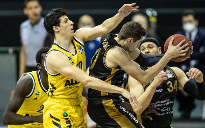 22 04 2021, Berlin, Basketball, 1 Bundesliga, easyCredit BBL, Hauptrunde, 29 Spieltag, Mercedes Benz Arena ALBA Berlin Basketball Loewen Braunschweig ALBAs Simone Fontecchio l fights Lukas Wank of Loewen Braunschweig for the ball ALBA Berlin Loewen Braunschweig